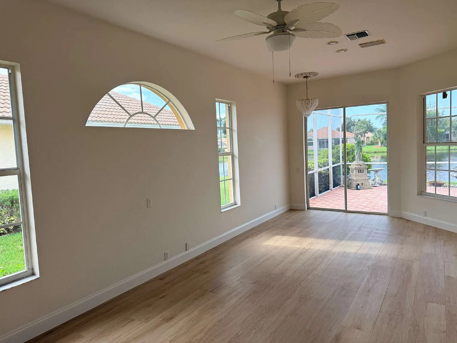 3 bed, 2.0 bath, 2754 sqft, $3,450 — Photo 4
