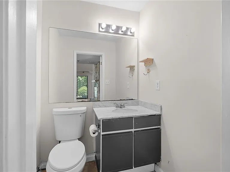 990 Chapman Ln — Photo 12