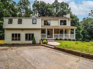 25 Blueberry Hl, Glen Gardner, NJ 08826