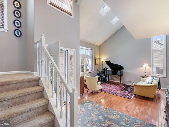 5th image of 52 Columbine Cir