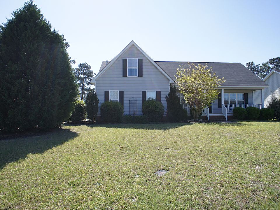 Nice big porch and frontyard