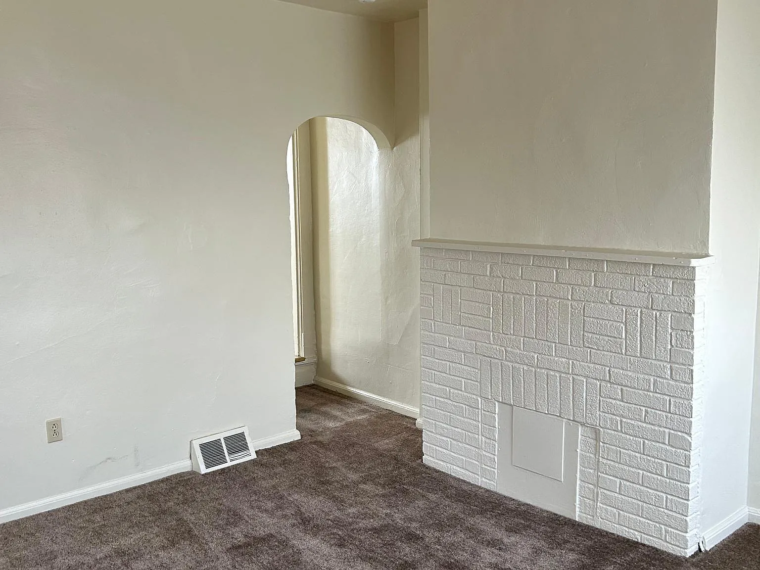 2 bed, 1.5 bath, 867 sqft, $895 — Photo 3