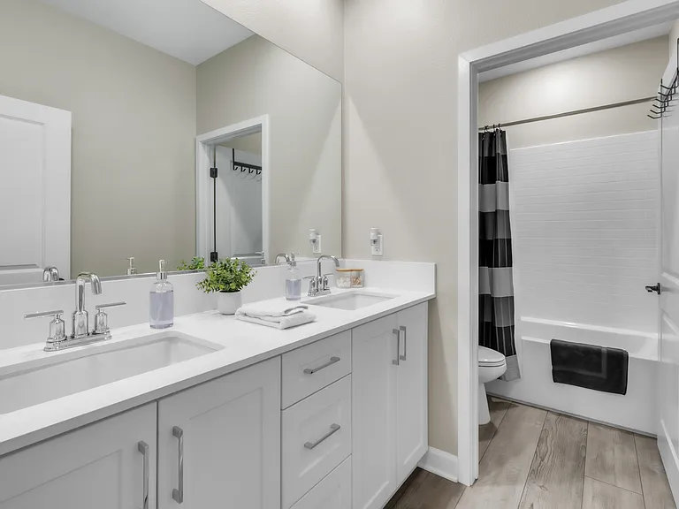 Full Bathroom 2