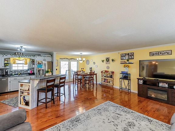5th image of 83 Linda Ln