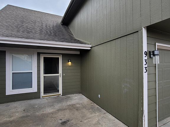 2nd image of 933 Egret St