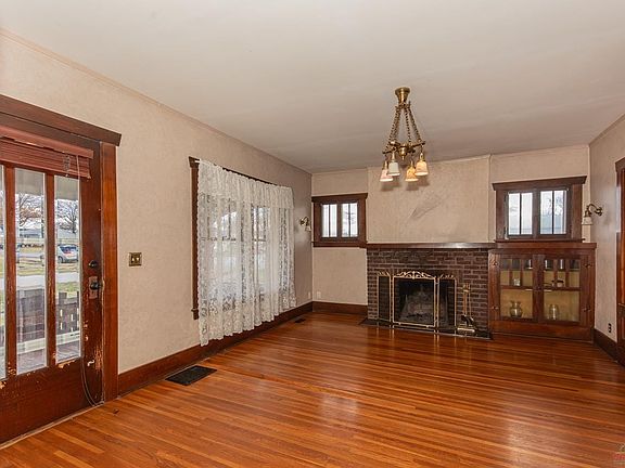 2nd image of 203 N Market St