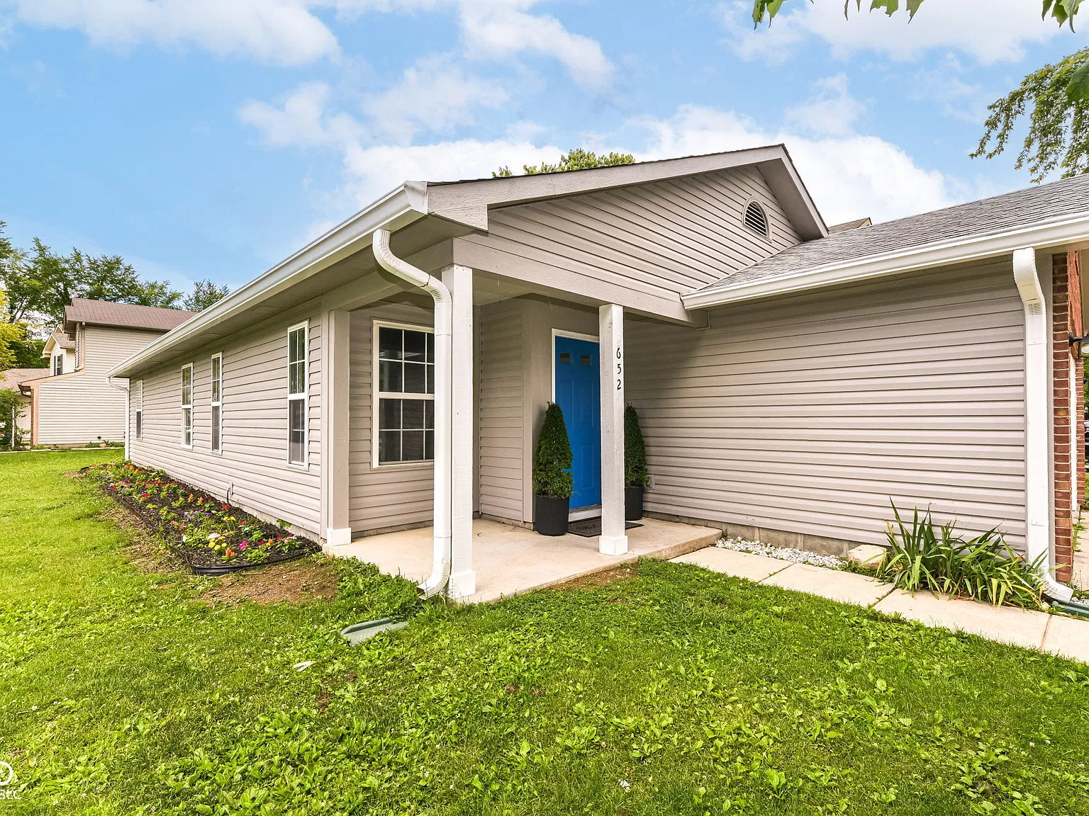 3 bed, 1319 sqft, $2,095 — Photo 2