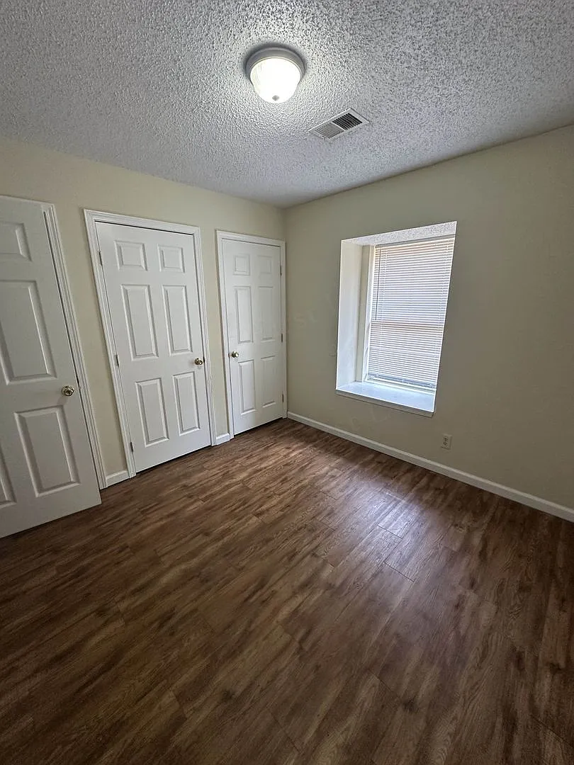Hollister Apartments — Photo 4
