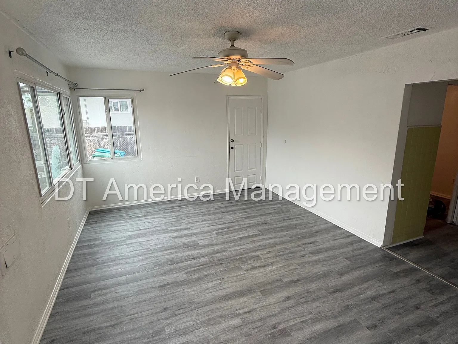 3 bed, 915 sqft, $3,300 — Photo 1