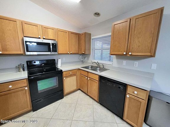 4th image of 1274 Westover St