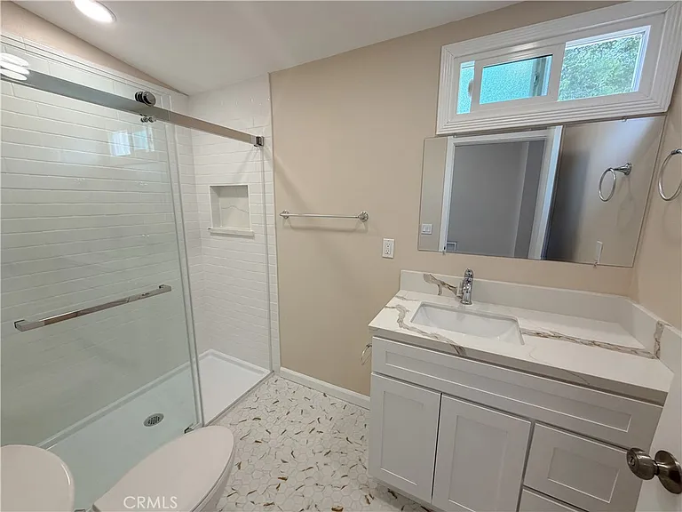 126 S Batavia St — Photo 19