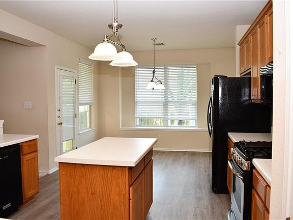 3rd image of 704 Thrush Dr