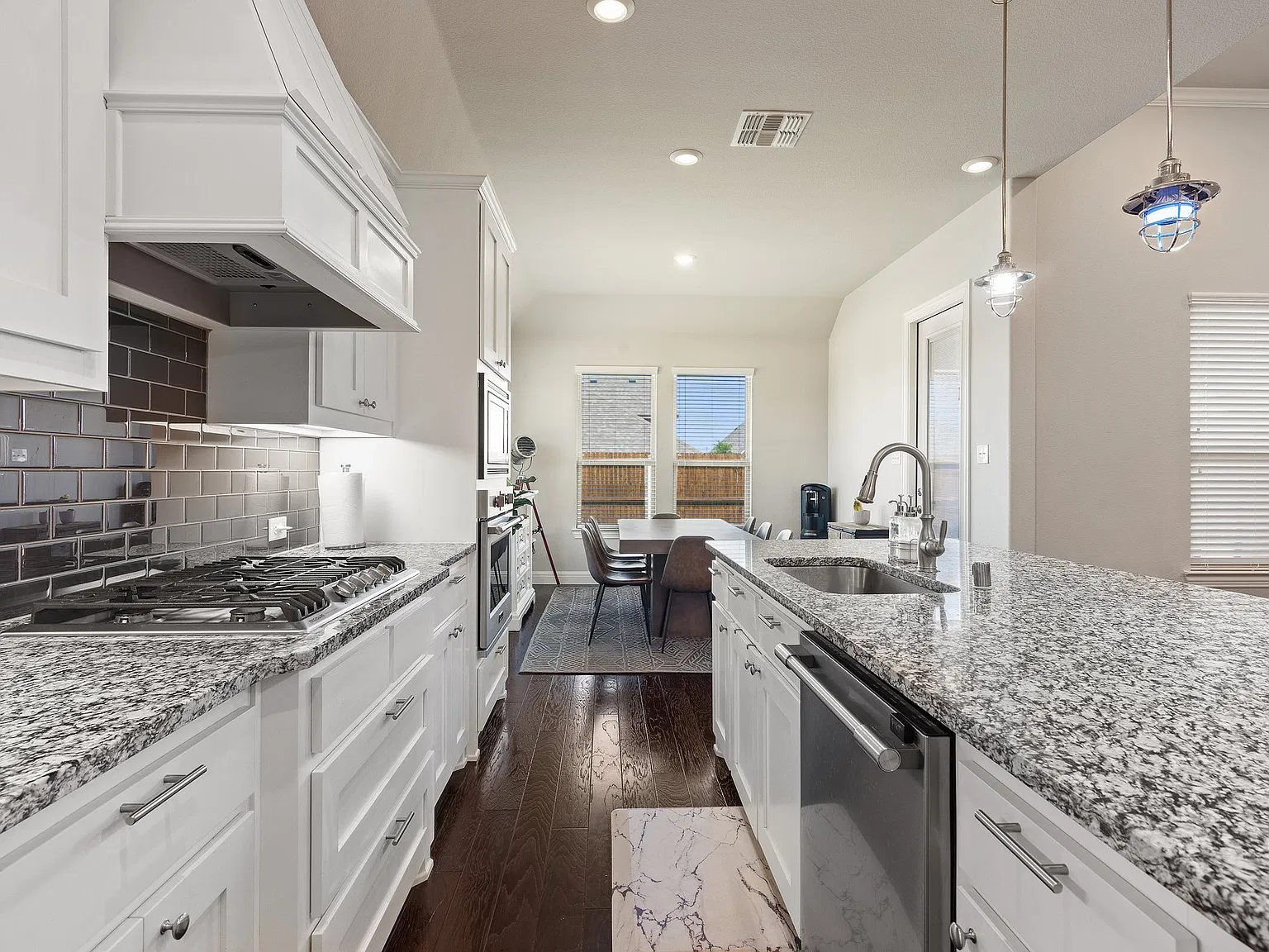 4 bed, 2434 sqft, $3,200 — Photo 4