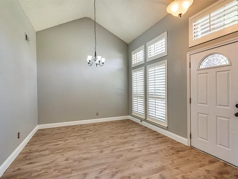 3104 Steve Dr — Photo 3