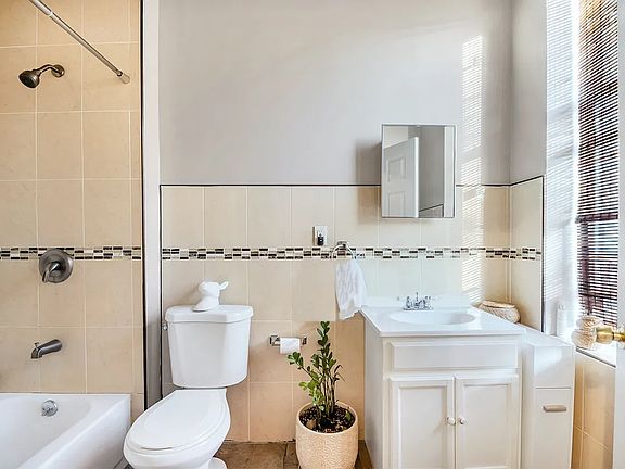 5th image of 252 Vernon Ave APT 3