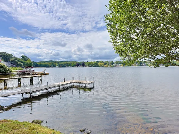47 Lakeshore Dr, Bellingham, MA 02019