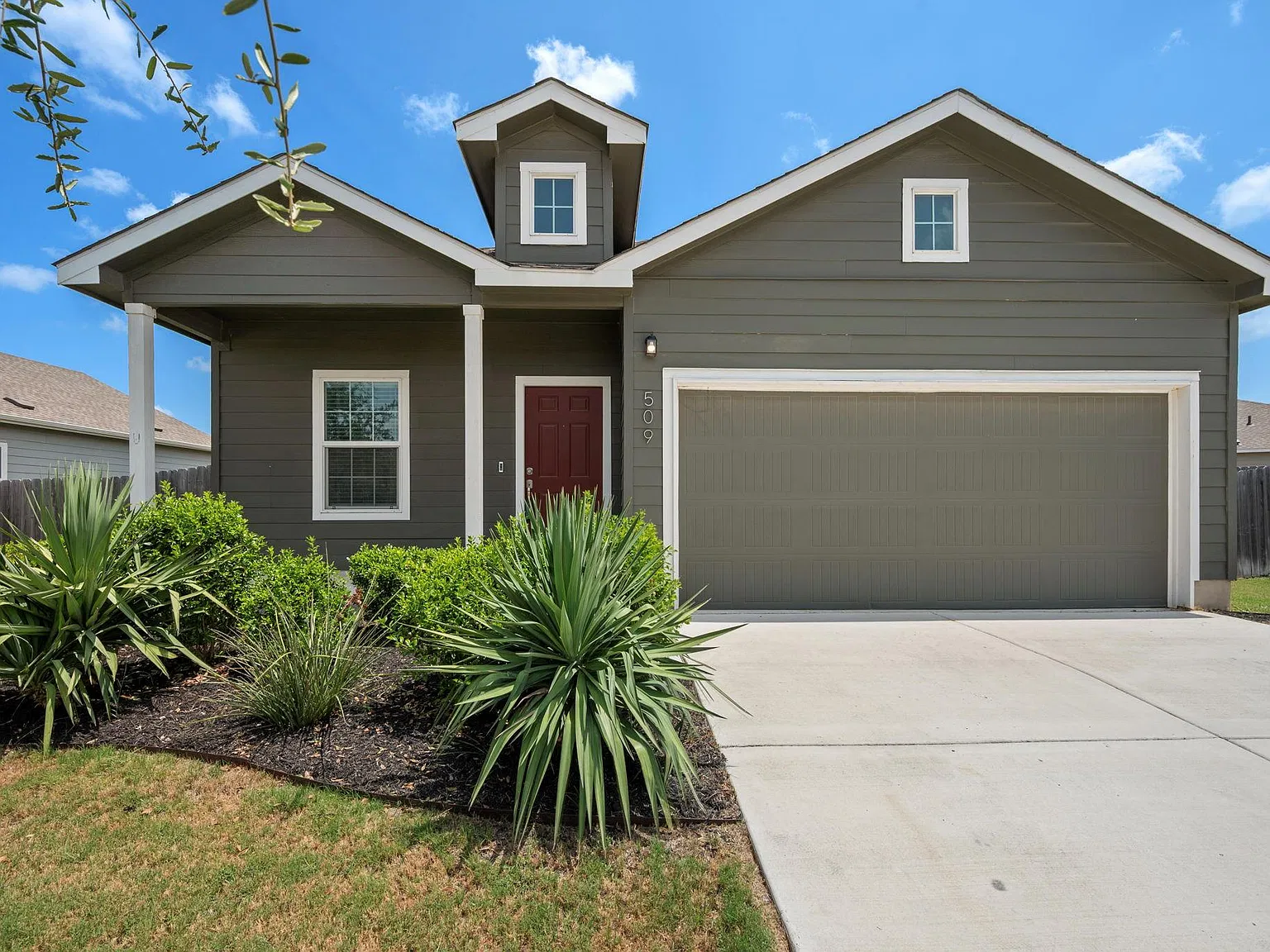 4 bed, 2.0 bath, 1649 sqft, $1,975 — Photo 2