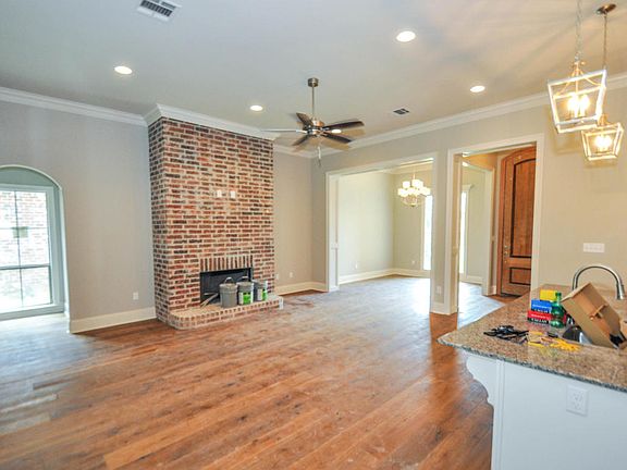 5th image of 302 N Montauban Dr