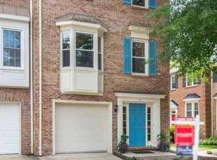 17 Carriage House Cir, Alexandria, VA 22304