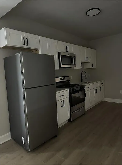 806 Appleton St — Photo 3