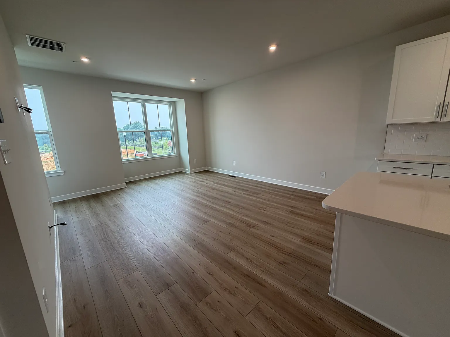 3 bed, 3.5 bath, 2270 sqft, $4,100 — Photo 3