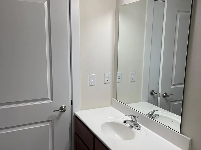90 Court Yard Ln #7 — Photo 8