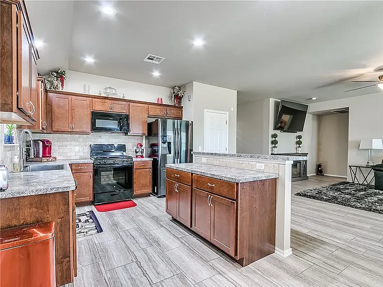 913 N Donald Way — Photo 7