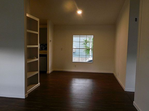 5th image of 6 S Hillsborough Dr