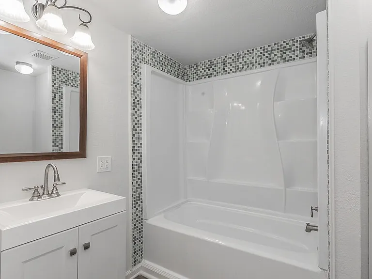 505 N Lamar St — Photo 25
