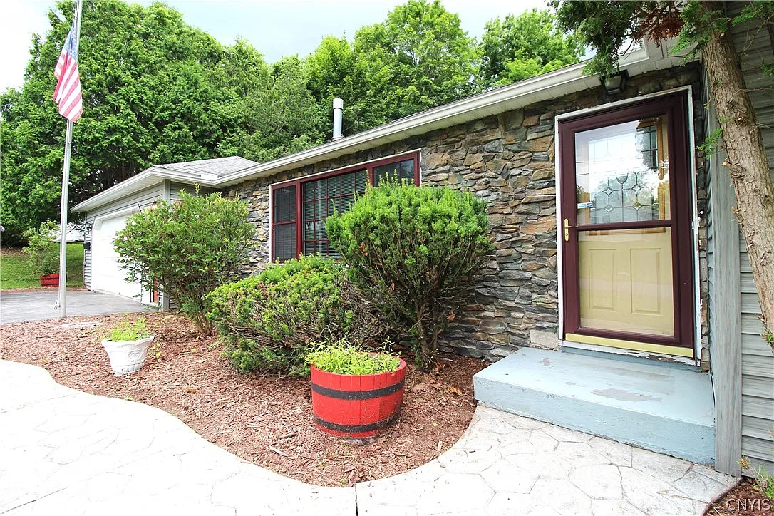 3 bed, 1.5 bath, 1721 sqft, $2,900 — Photo 3