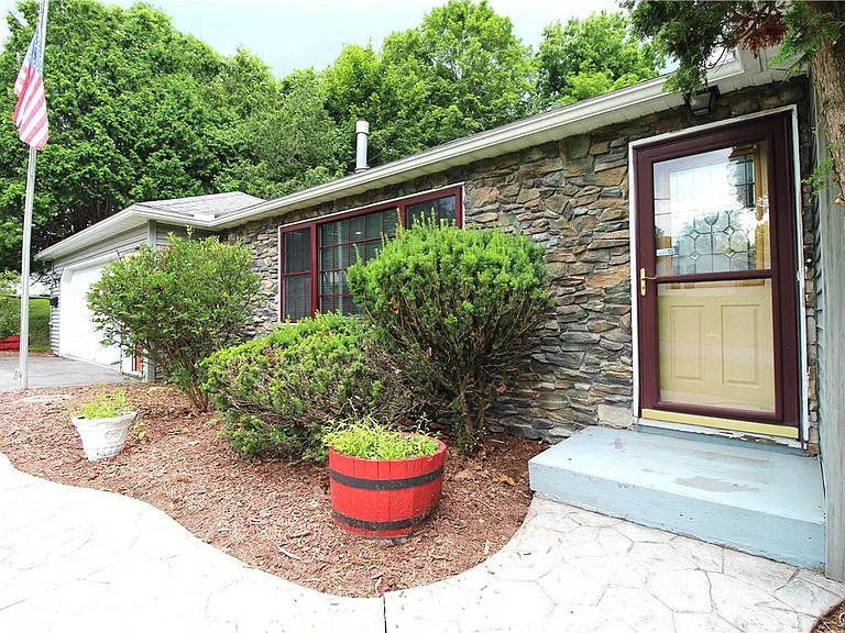 24 Forest Rd — Photo 3