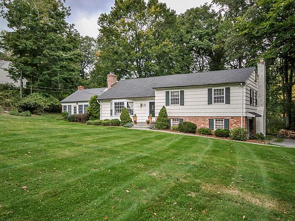 3rd image of 4 Laurel Hill Pl