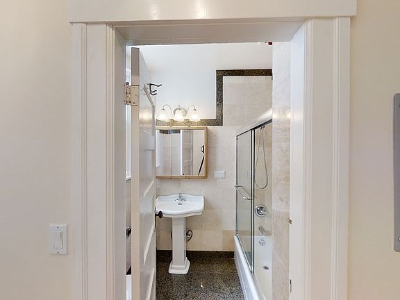 5th image of 624 Shrader St APT 9