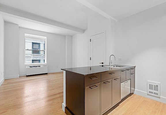3rd image of 67 Wall St APT 9O