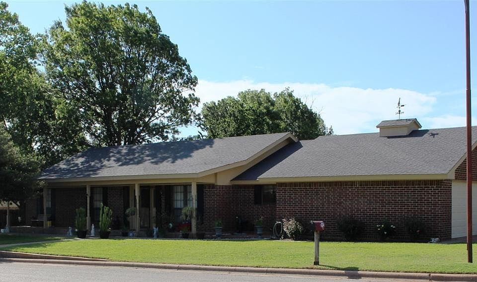 1st image of 301 Country Club Dr
