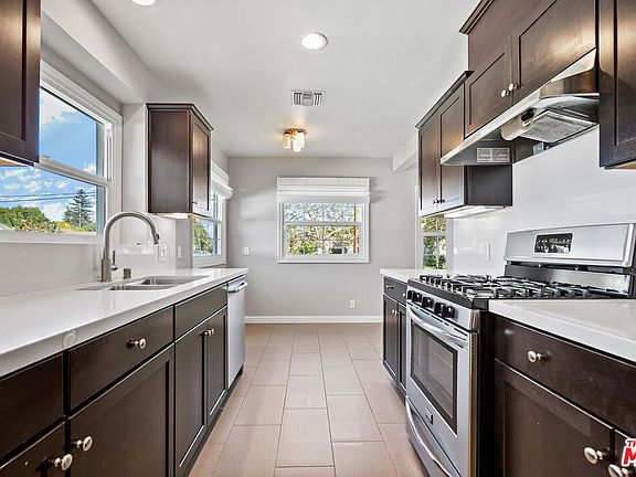 3rd image of 16354 Moorpark St