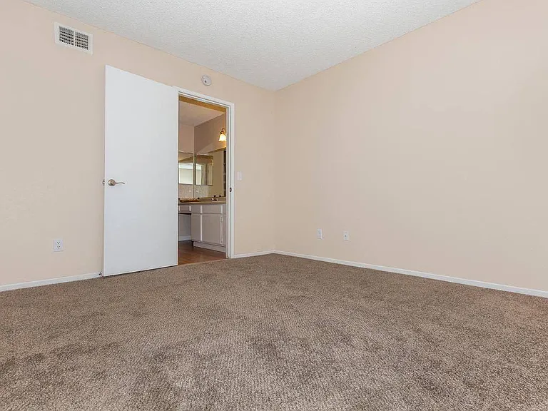 Barstonian Apartments — Photo 22