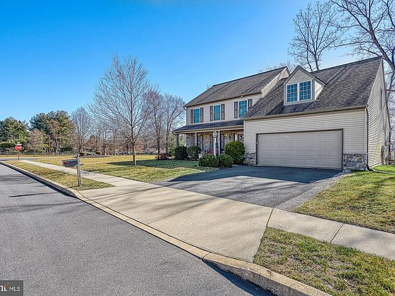 2nd image of 3 Sharberry Ln