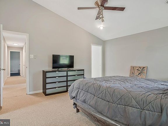 3rd image of 1405 Meadowlake Ct