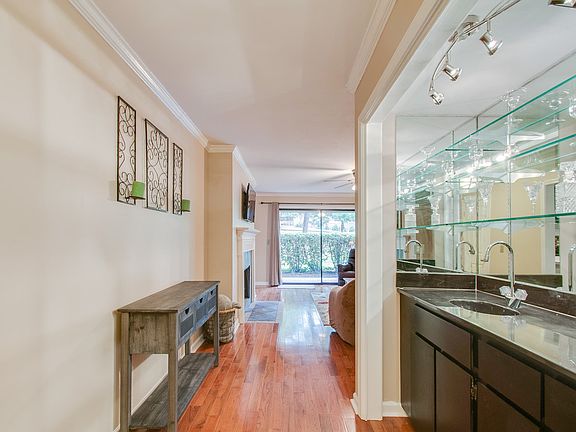 4th image of 104 Hillsboro Pl