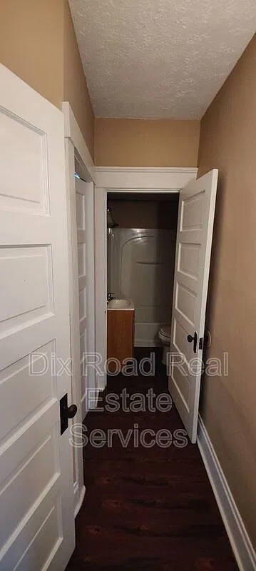 2 bed, 1.0 bath, 988 sqft, $1,050 — Photo 4
