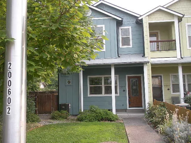 1015 SE Park Plaza Dr photo 1