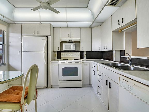 5th image of 4301 Martinique Circle #C4