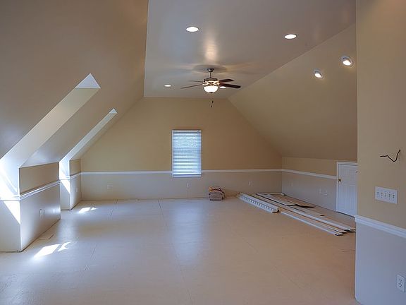 5th image of 185 Peppertree Dr