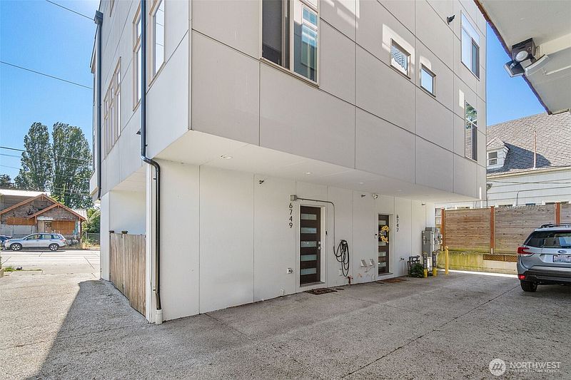 3rd image of 6747 15th Avenue NW