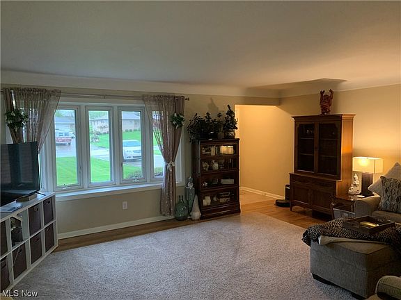 3rd image of 807 Parkview Dr