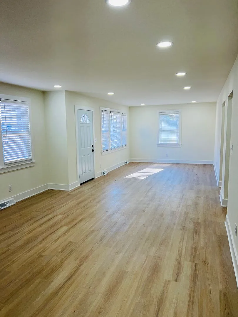 Available 2/1 ! Just Steps Away From Downtown Greenville & the Swamp Rabbit Trail! — Photo 4