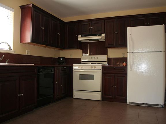 2nd image of 100 Almendral Ave