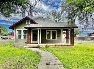 710 20th St, Hondo, TX 78861