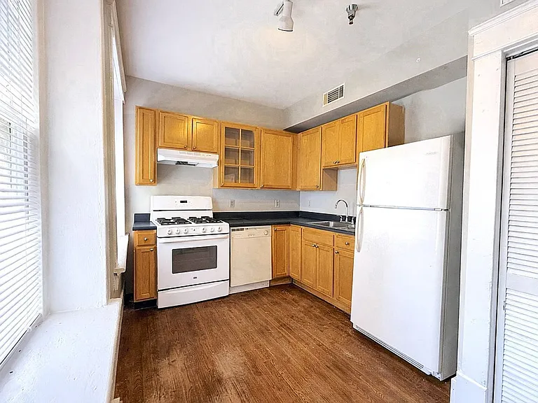 Katherine Court Apartments — Photo 17